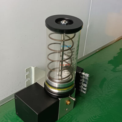 加工中心上的電動潤滑泵